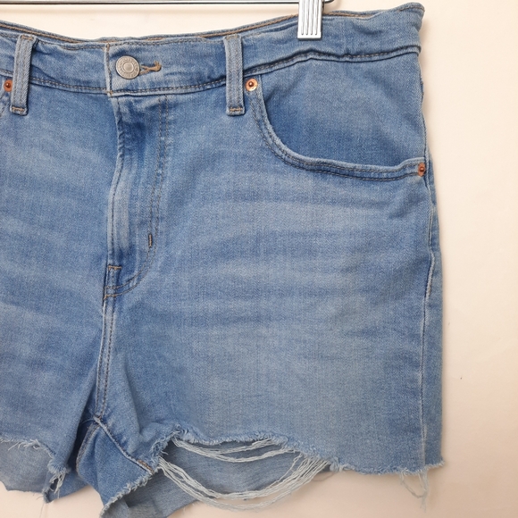 Levi's High Rise Cut-Off Shorts Light Wash Size 32/14 - Picture 2 of 8
